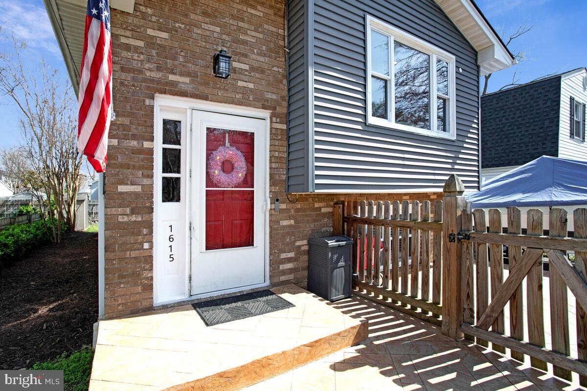 WOODLAND BEACH - Residential