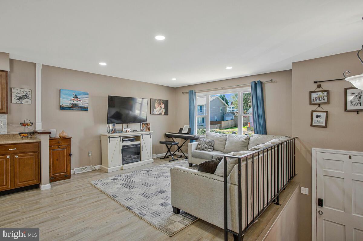 WOODLAND BEACH - Residential