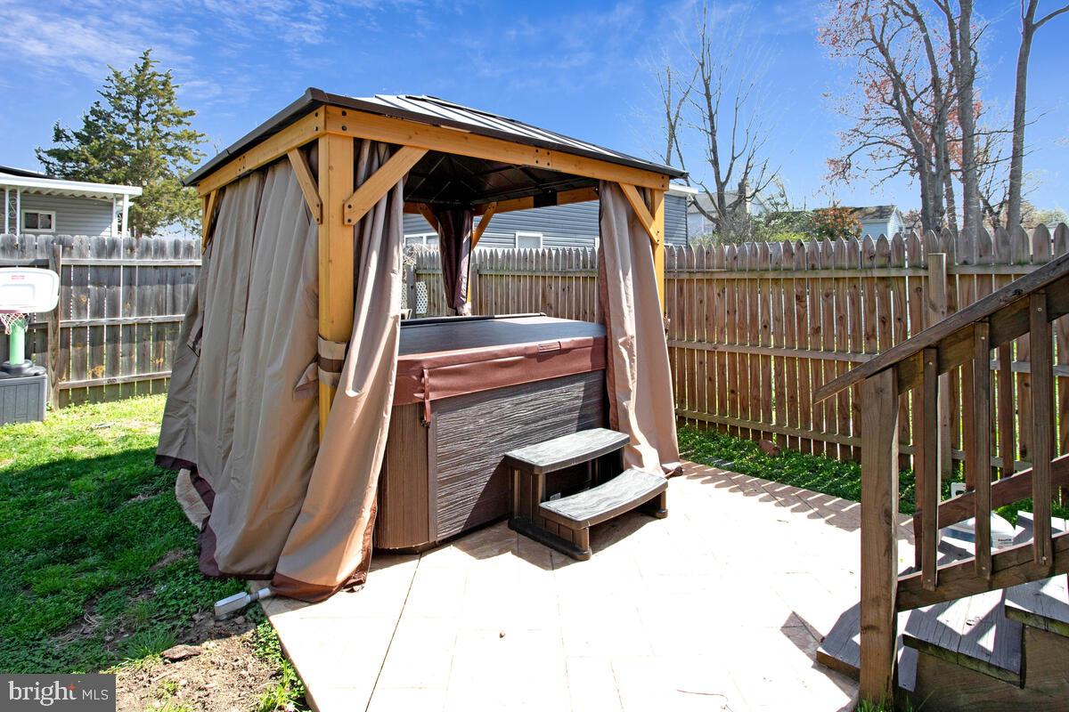 WOODLAND BEACH - Residential