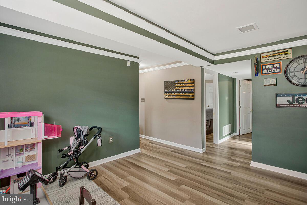 WOODLAND BEACH - Residential