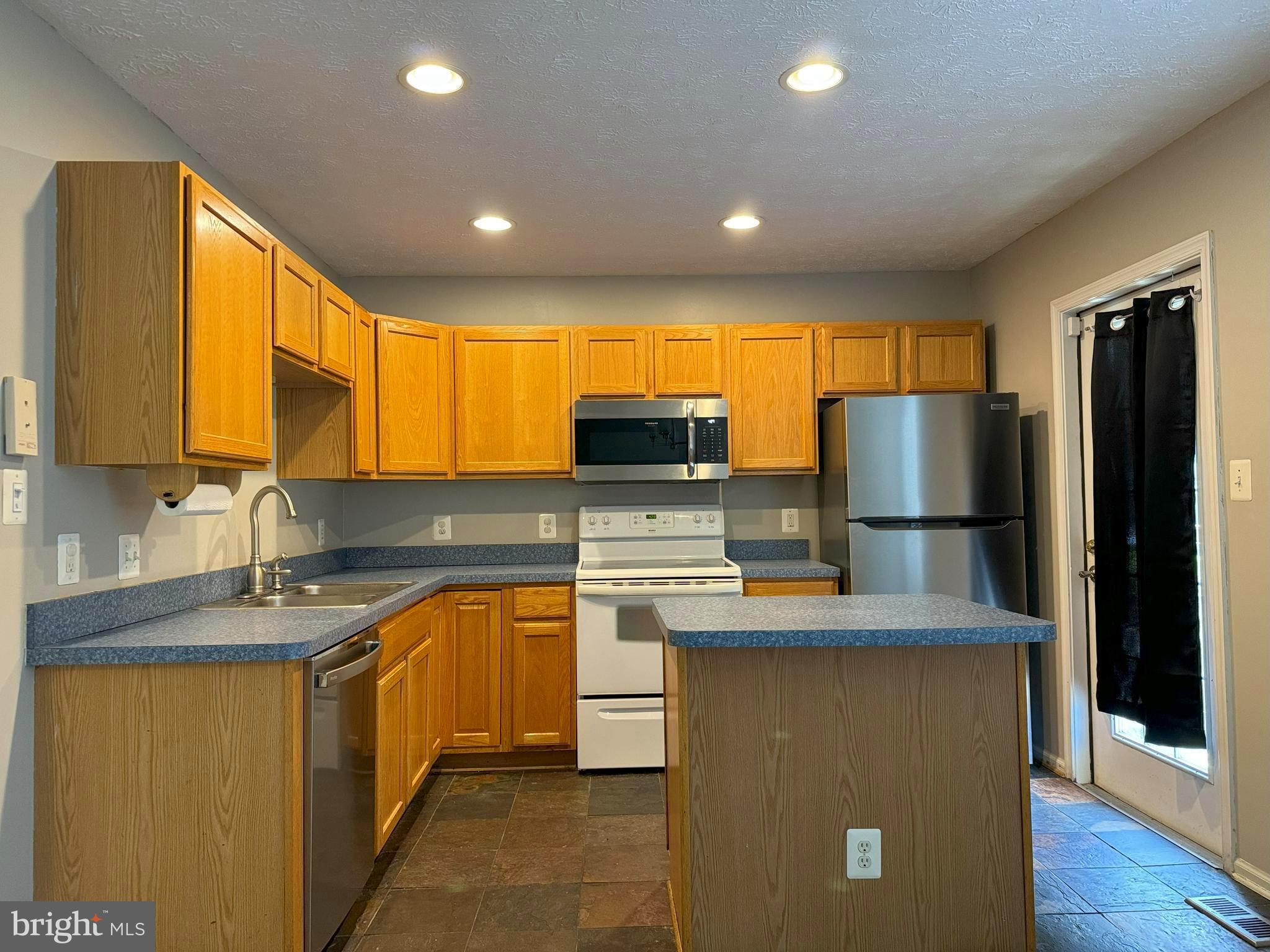 CHARLESTOWN COMMONS - Residential Lease