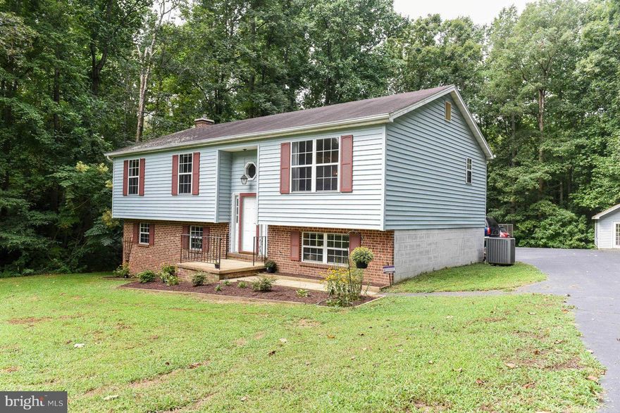 AFFORDABLE SUPER CUTE AND UPDATED SPLIT FOYER IN COUNTRY LAKES! THREE BEDROOMS ON MAIN LEVEL AND ONE  BEDROOM  AND FULL BATH ON LOWER LEVEL. NICE KITCHEN WITH AN OPEN FLOOR PLAN FAMILY ROOM. HARDWOOD THROUGHOUT MAIN LIVING AREA WITH CARPETS IN BEDROOMS. GREAT WOOD BURNING STOVE ON LOWER LEVEL.EVEN A BURIED WIRELESS DOG FENCE ON THE PREMISES