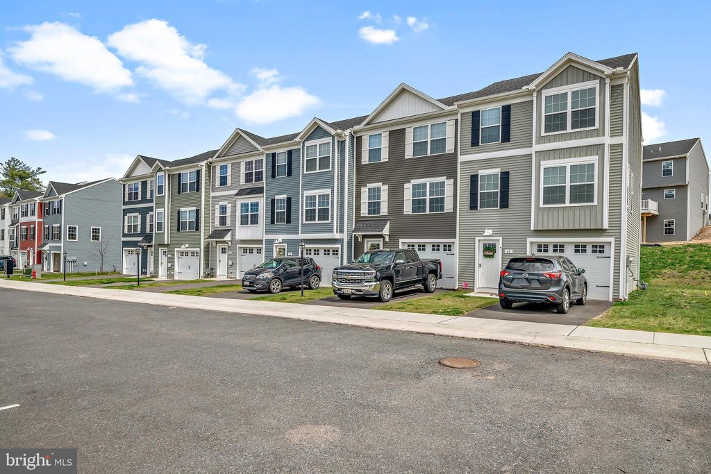 Photo of 116 Heritage Ct, NEW FREEDOM, PA 17349 (MLS # PAYK2089758)