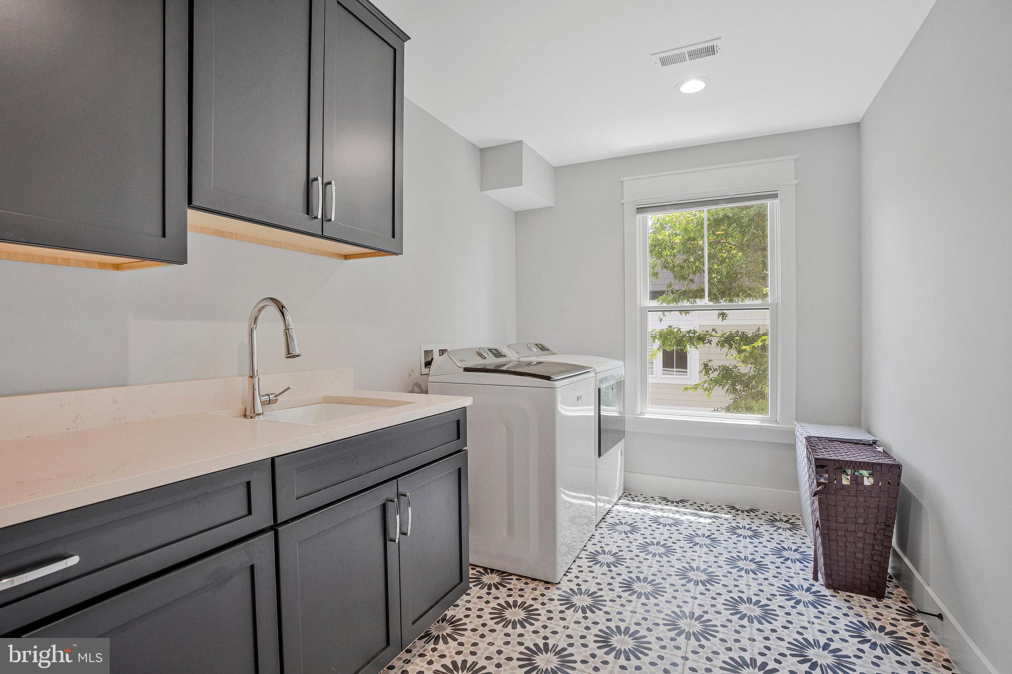 JADE MANOR - Residential