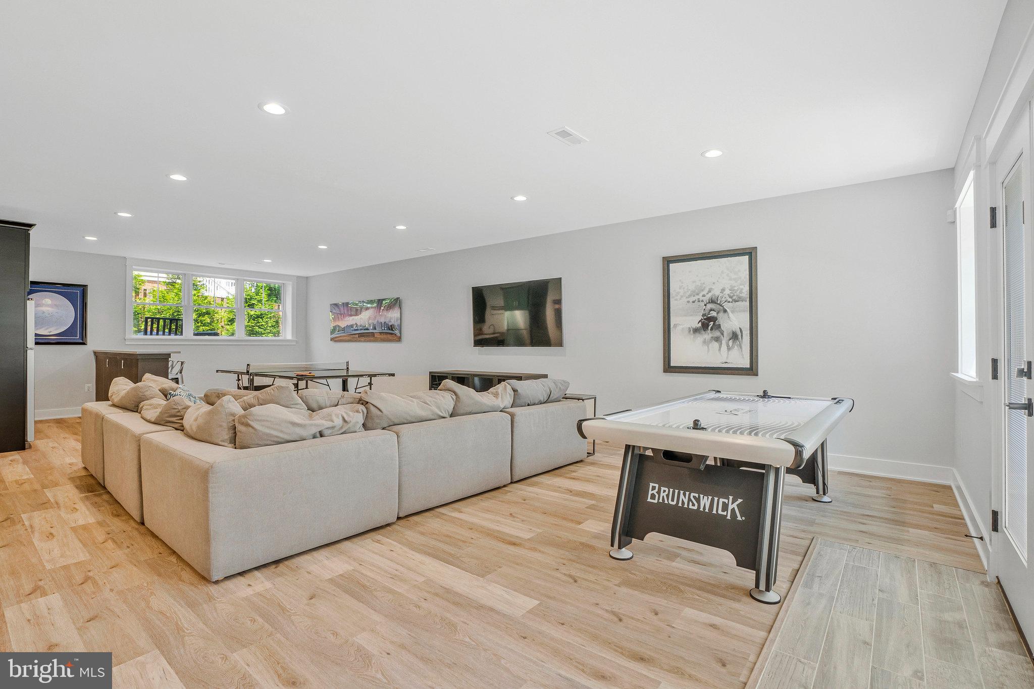 JADE MANOR - Residential