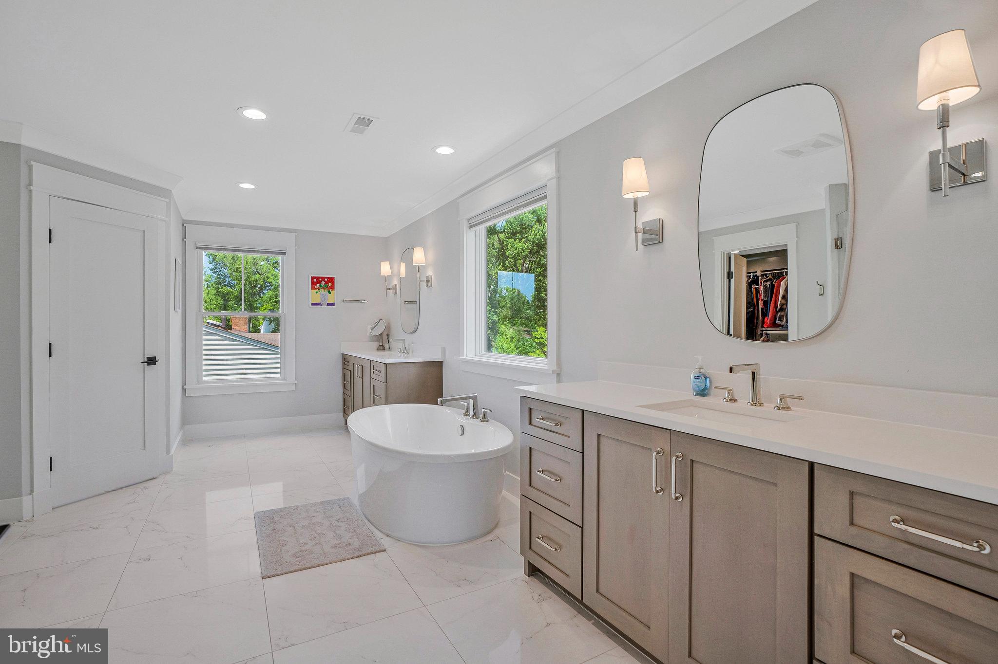 JADE MANOR - Residential