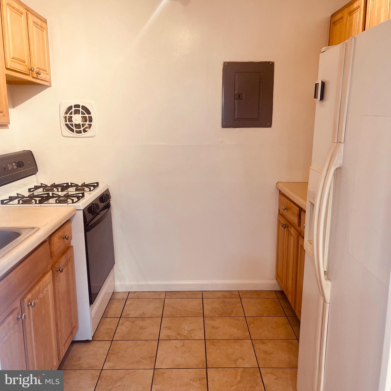 MARLOW TOWERS CONDOMINIUMS - Residential Lease