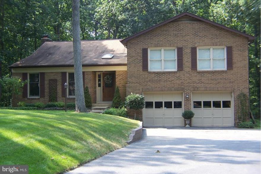 Welcome Home! Wonderful Open floor plan. 5 Bedrooms and 3 full baths. Laundry on the the bedroom level. Large eat-in updated kitchen, with Granite Counter tops, SS Appliances, and Maple Cabinets. Over-sized two car garage. Fenced in backyard with tons of room to play! Walkout basement to large deck. Located in the heart of Lakeridge. Minutes to shopping parks.