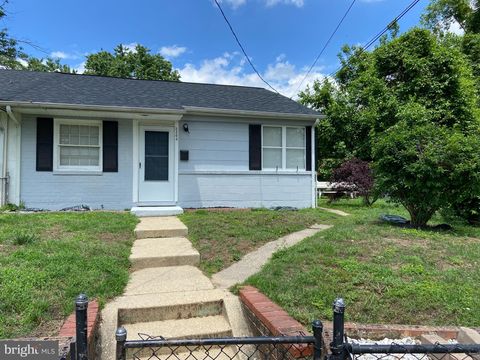 2304 PENBROOK CIRCLE HYATTSVILLE MD 20785