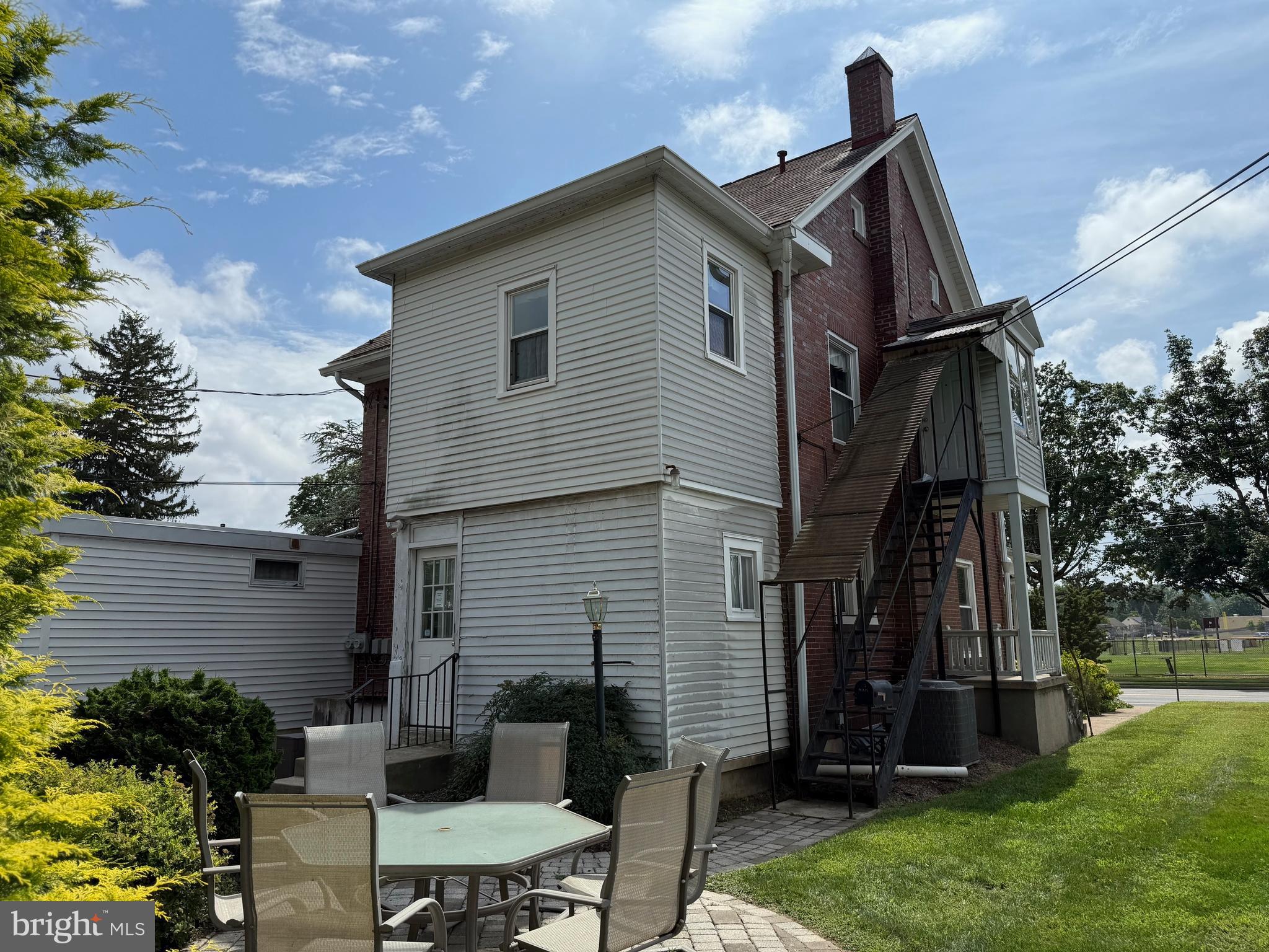 Main image without alt text