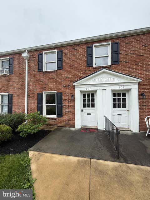 Townhouse For Rent - 207 E Whitlock Avenue<br/> Winchester City County, WINCHESTER, VA 22601