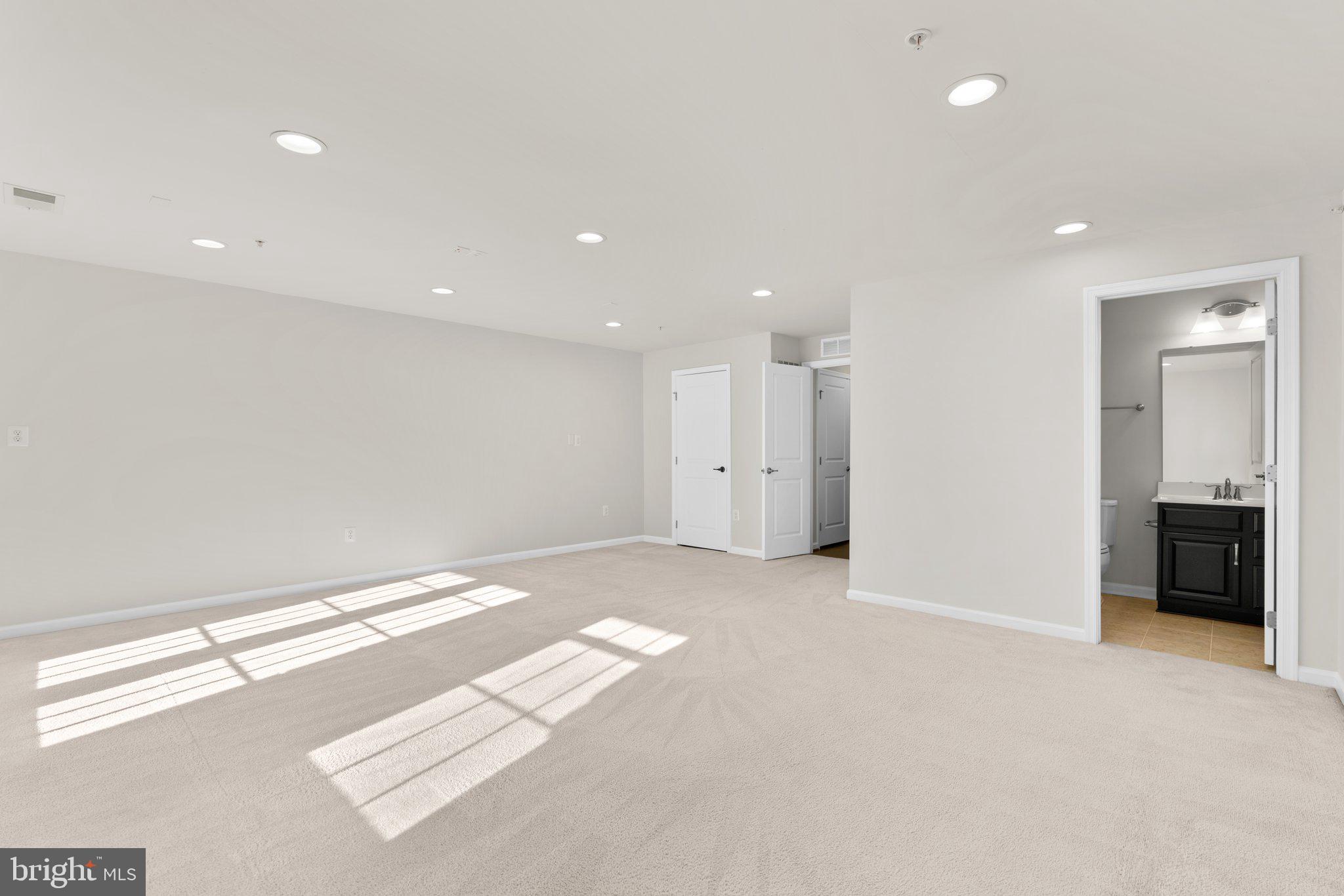 HOWARD SQUARE - Residential