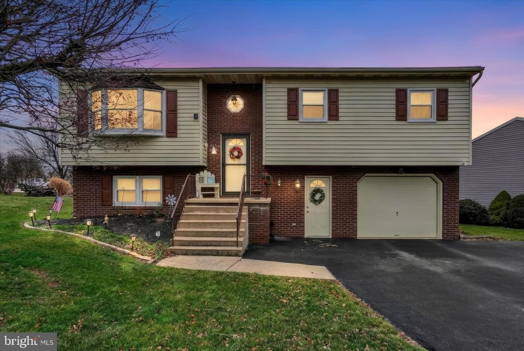Photo of 2545 Onyx Road, YORK, PA 17408 (MLS # PAYK2095446)