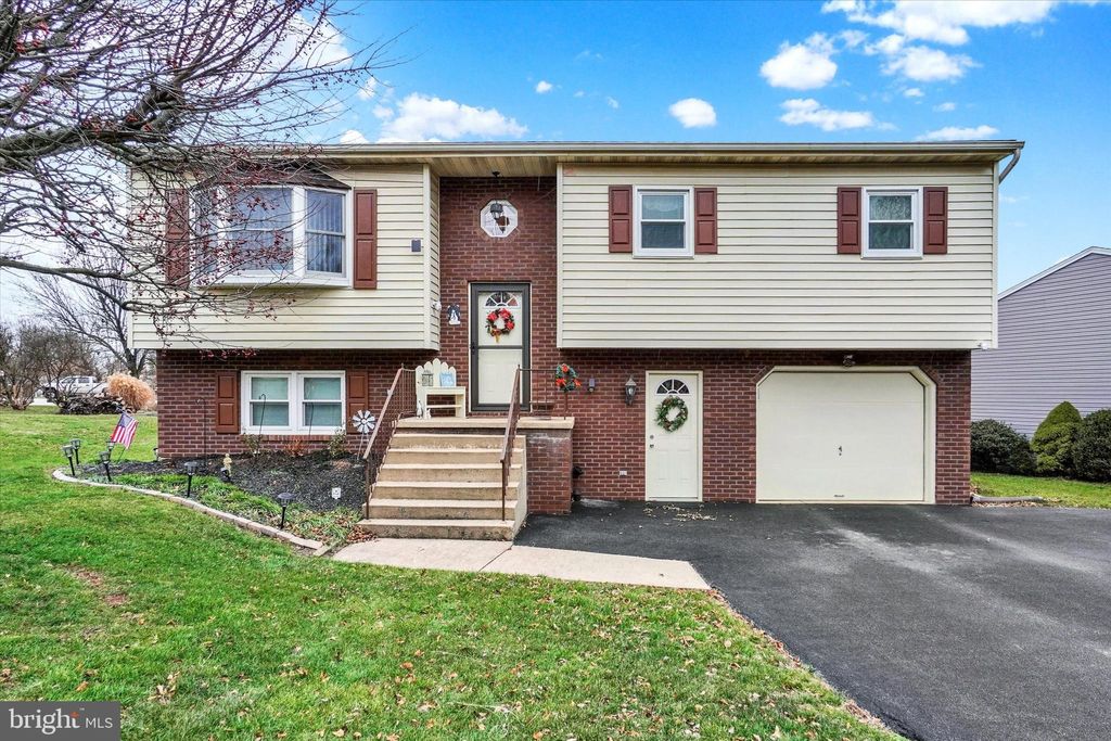 Photo of 2545 Onyx Road, YORK, PA 17408 (MLS # PAYK2095446)