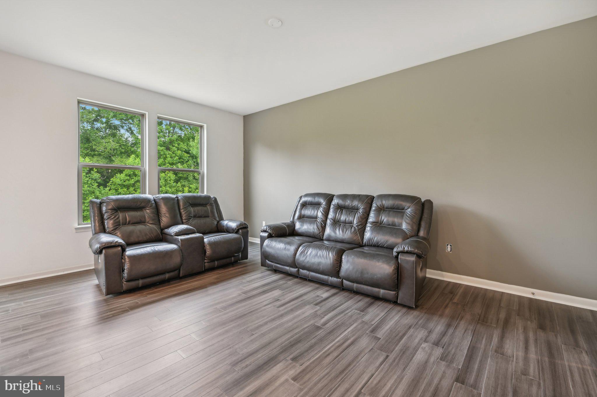 HAMPTON SQUARE CONDOMINIUMS - Residential