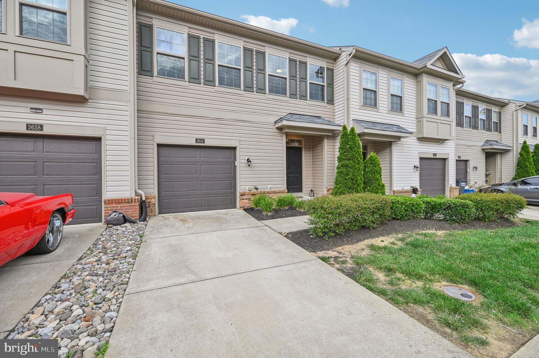 HAMPTON SQUARE CONDOMINIUMS - Residential