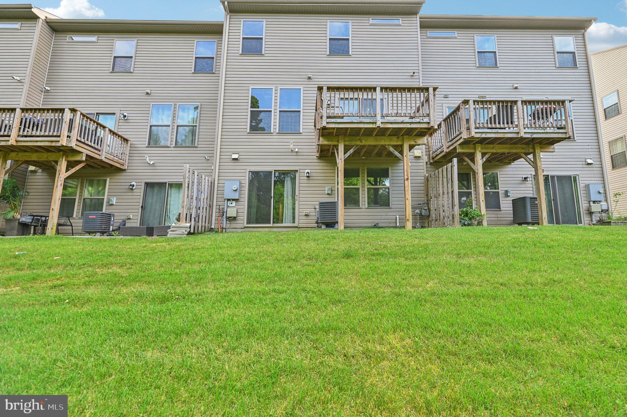 HAMPTON SQUARE CONDOMINIUMS - Residential