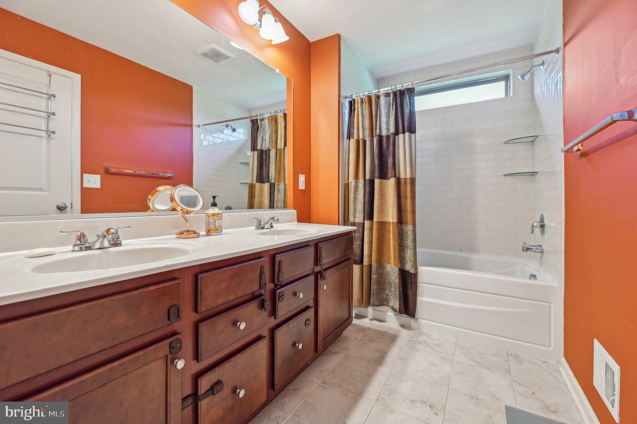 HAMPTON SQUARE CONDOMINIUMS - Residential