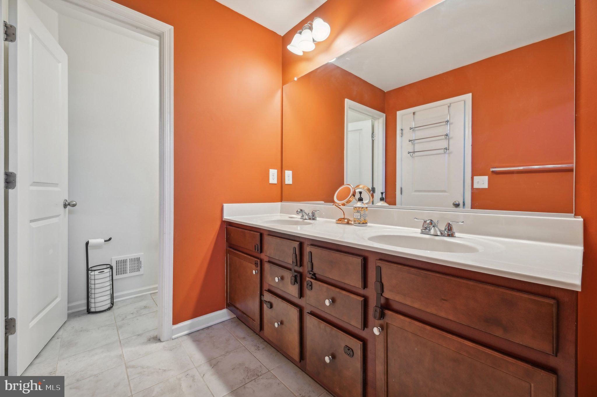 HAMPTON SQUARE CONDOMINIUMS - Residential