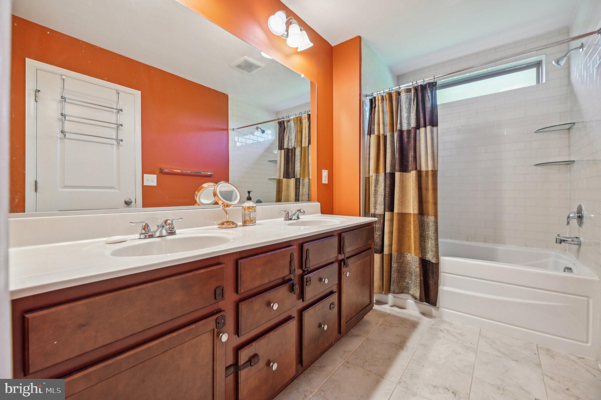 HAMPTON SQUARE CONDOMINIUMS - Residential