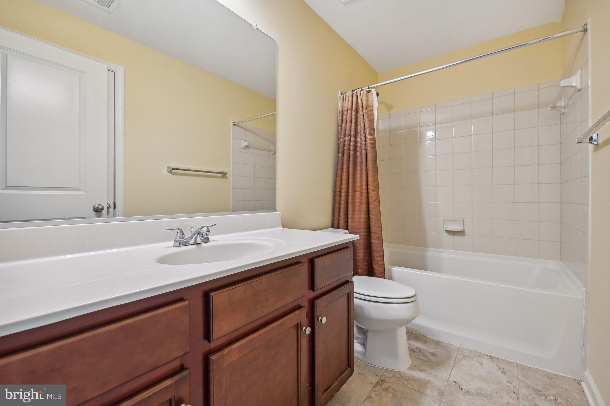 HAMPTON SQUARE CONDOMINIUMS - Residential