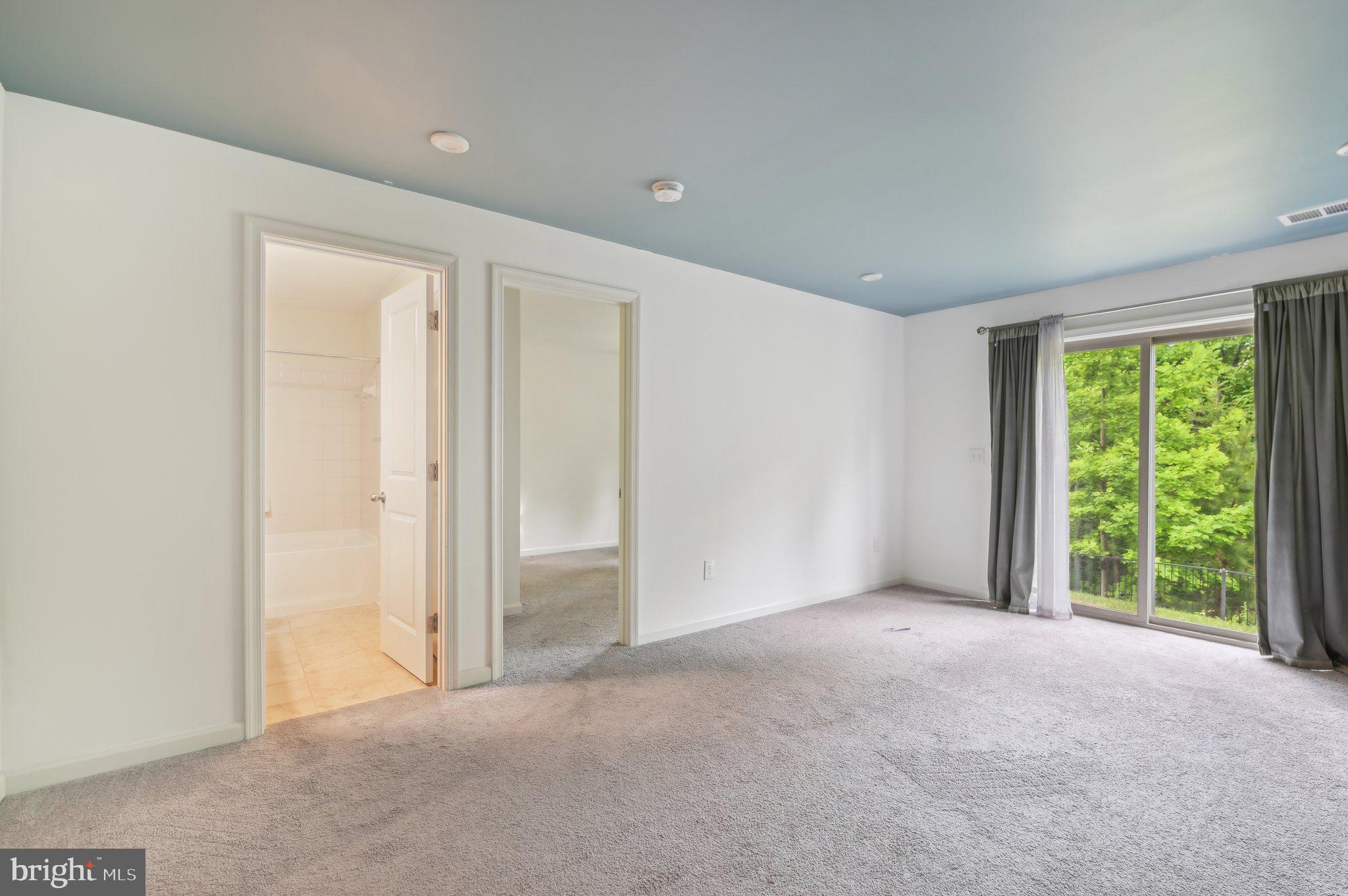 HAMPTON SQUARE CONDOMINIUMS - Residential