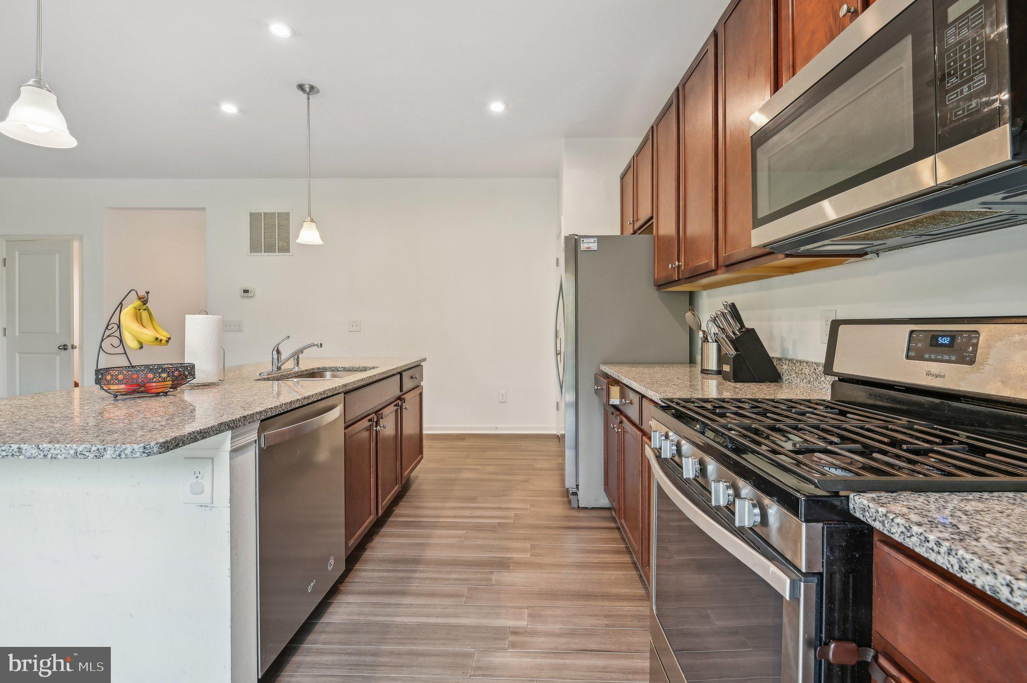 HAMPTON SQUARE CONDOMINIUMS - Residential