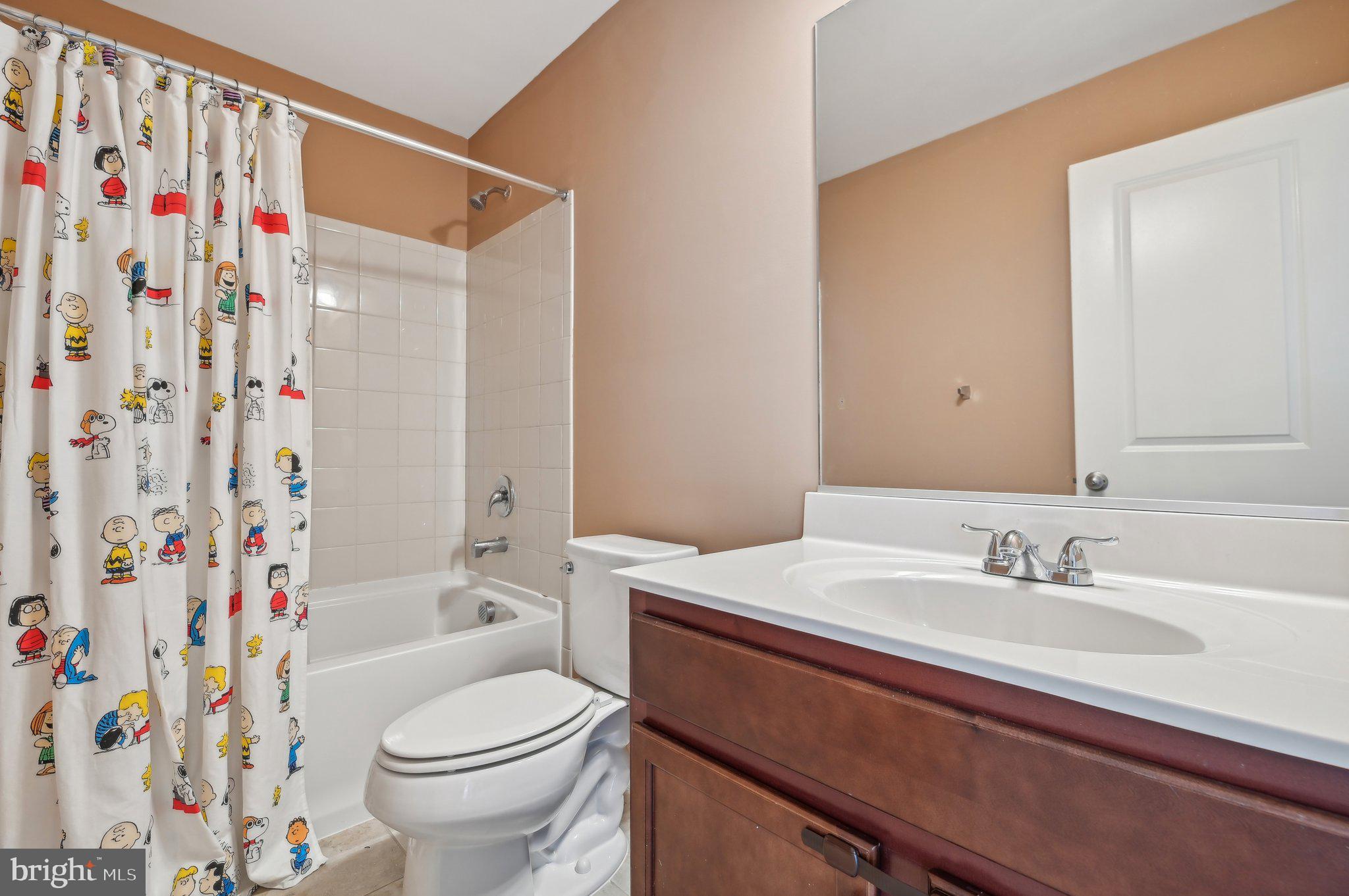 HAMPTON SQUARE CONDOMINIUMS - Residential