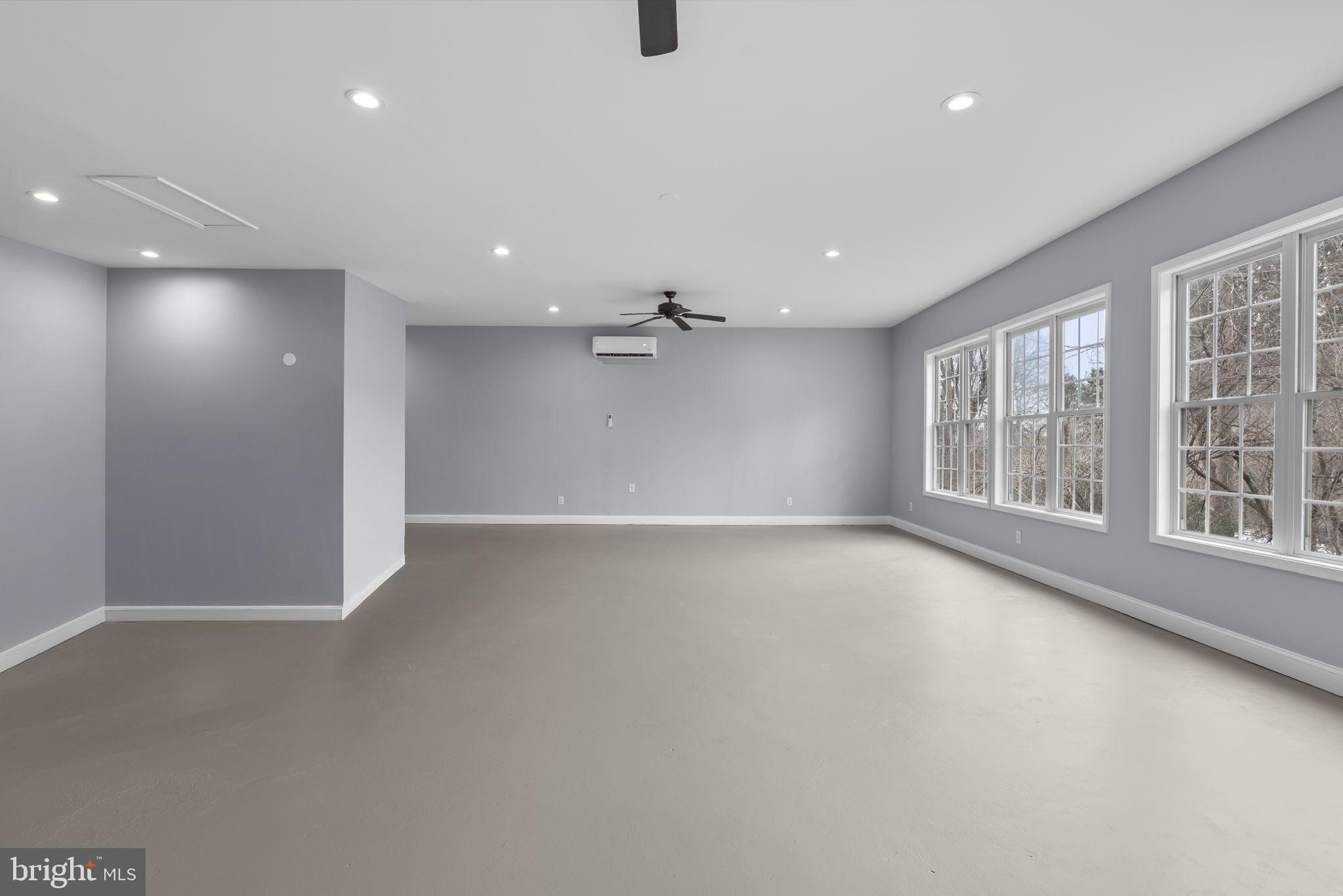 FONT HILL MANOR - Residential