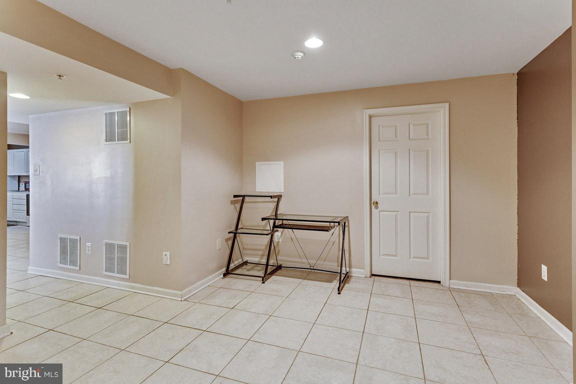 HAMPTON SUB-PLAT 1> - Residential Lease