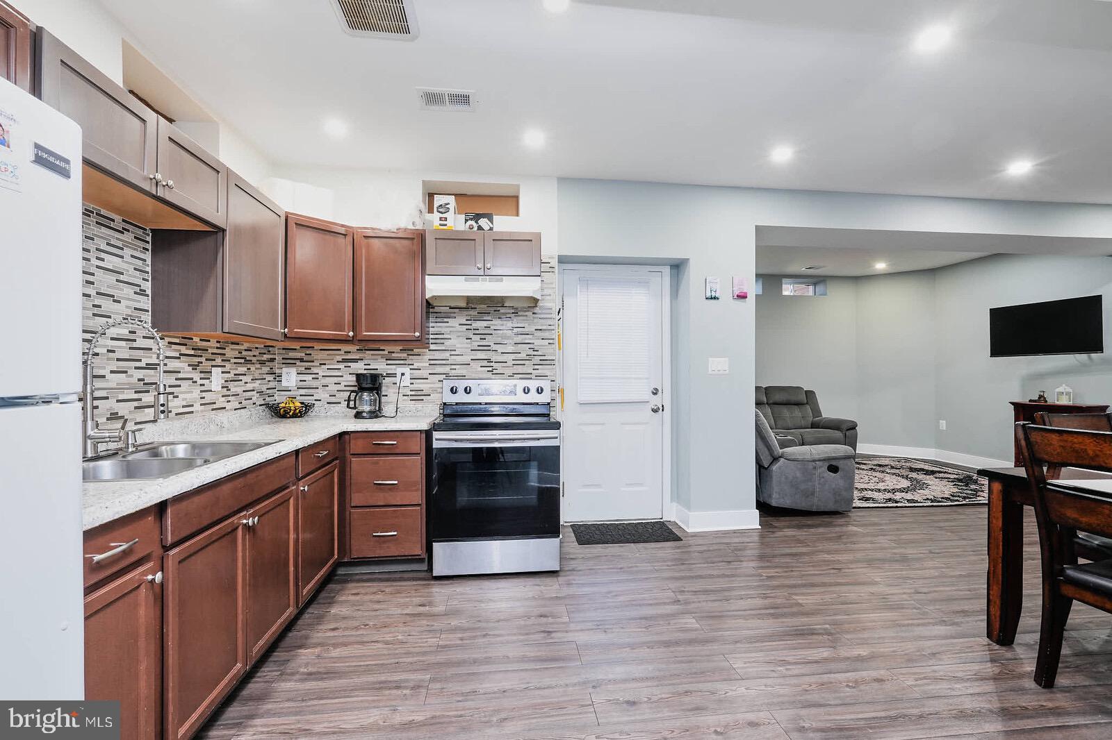 ELIZABETH'S CROSSING - Residential