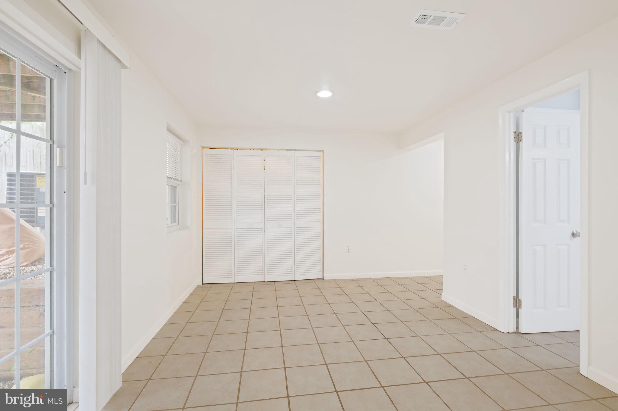 CARROLL PARK MANOR - Residential Lease