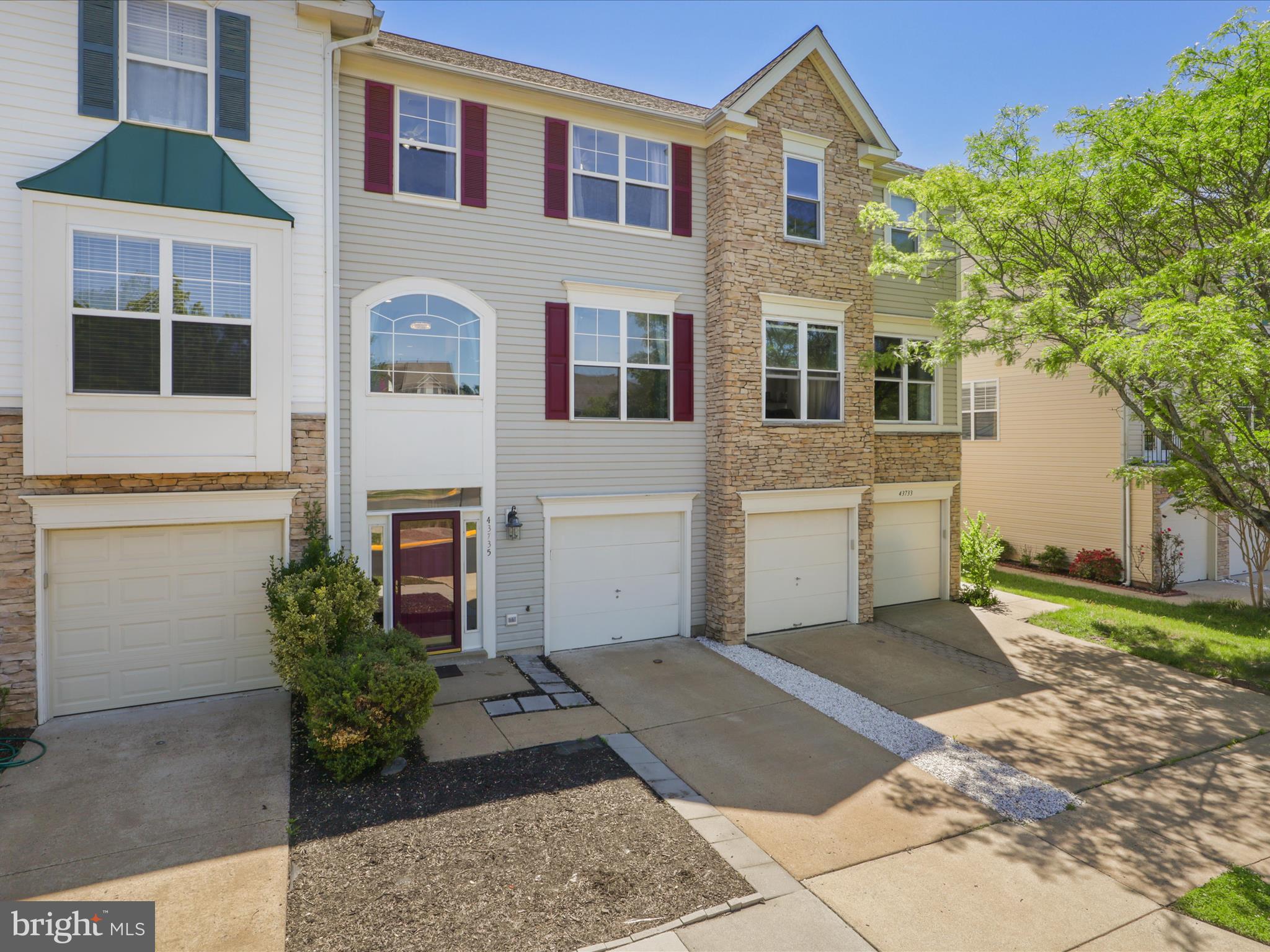 43735 SCARLET SQUARE