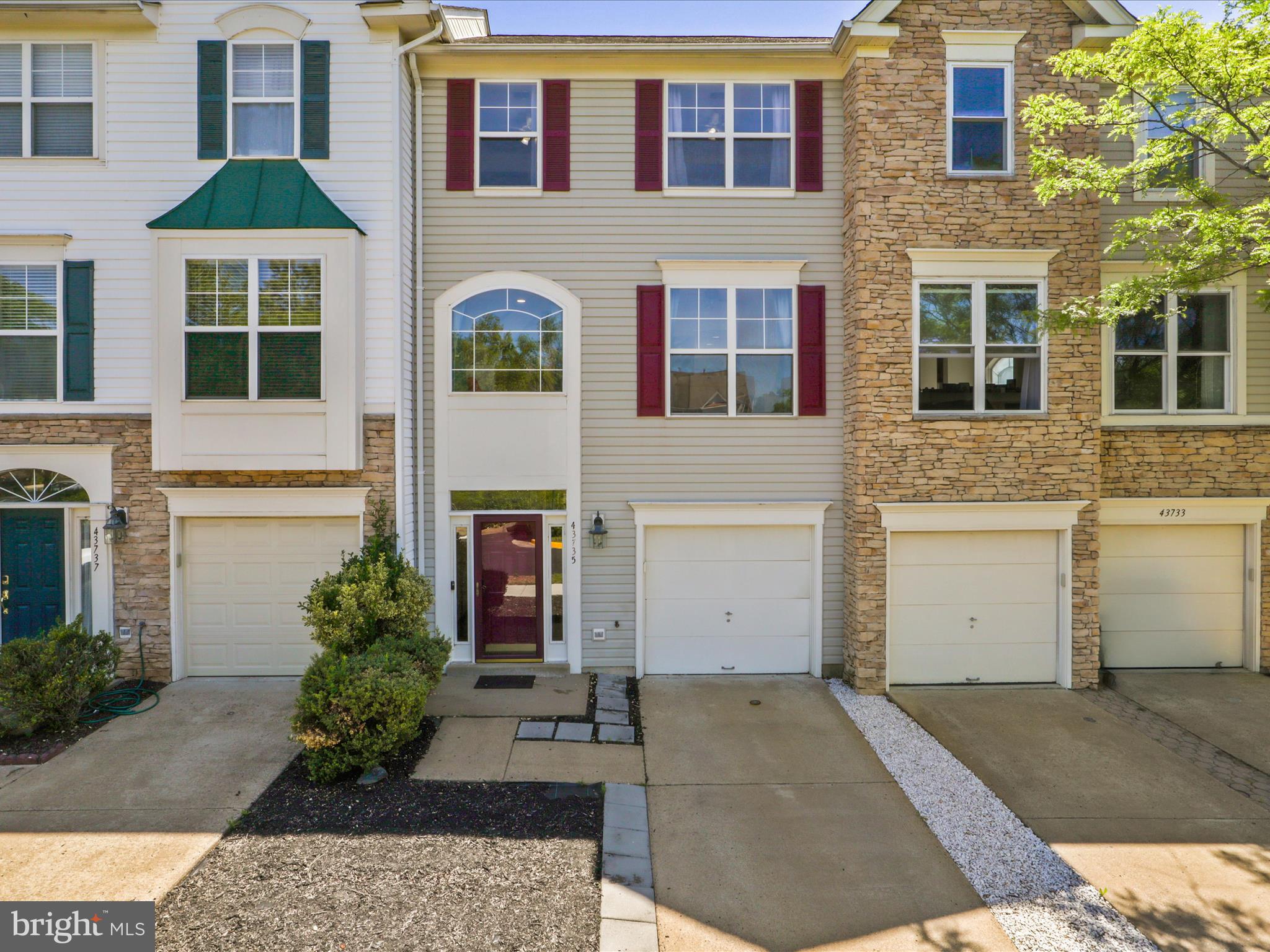 43735 SCARLET SQUARE