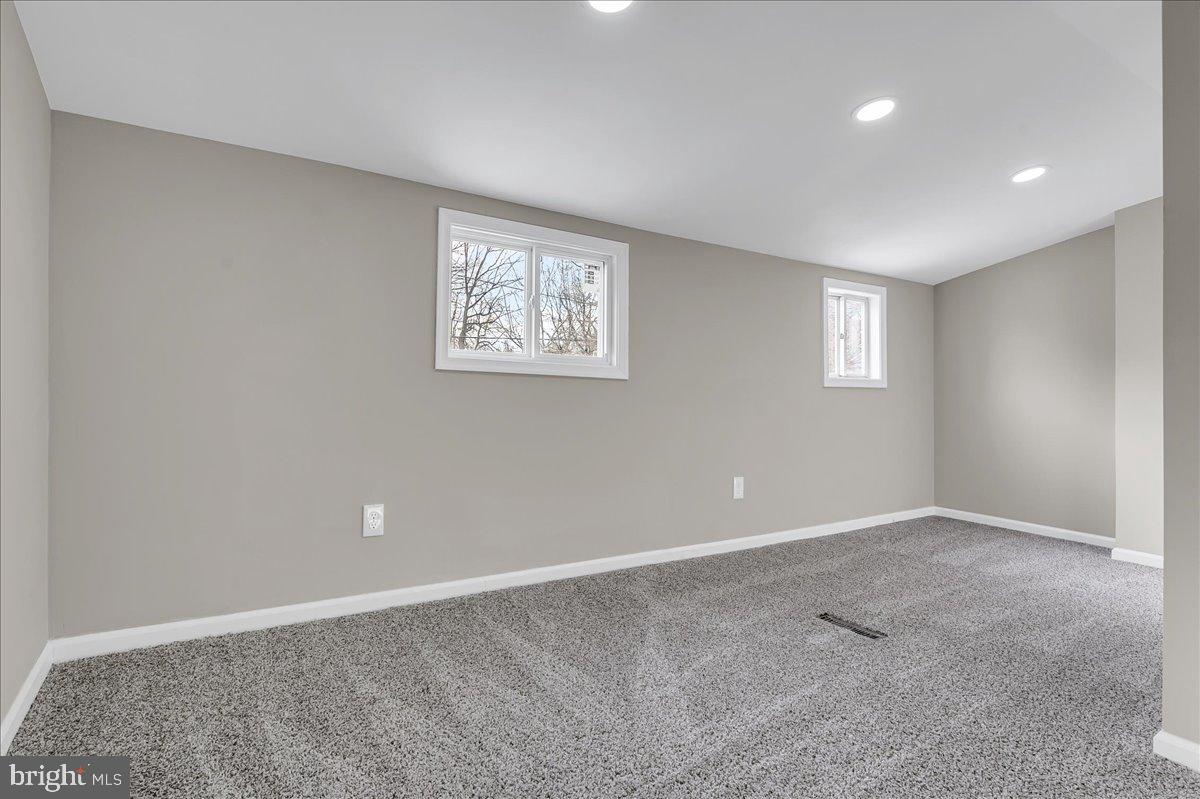 VILLAGE GREEN - Residential