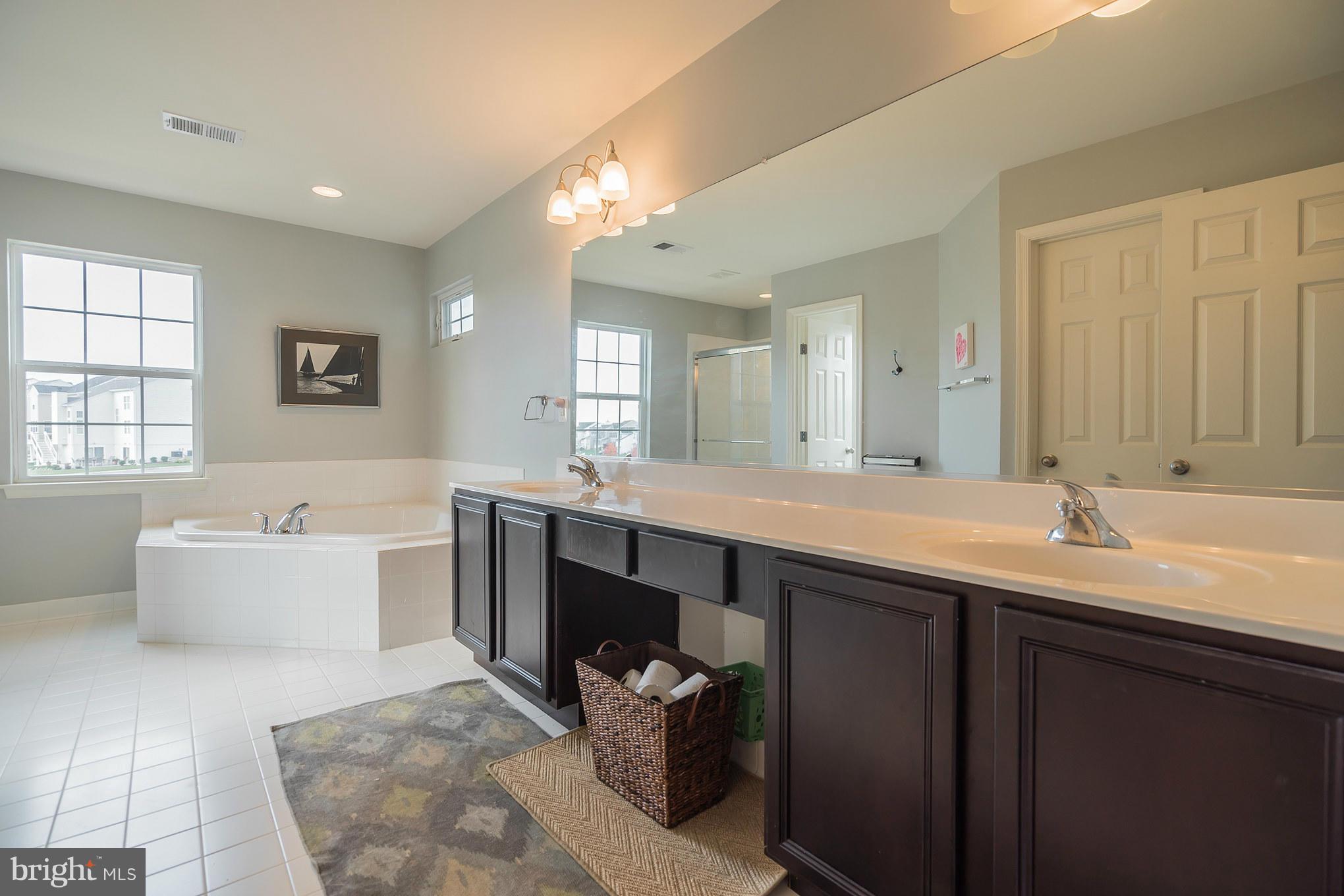 ROUND HILL - Residential