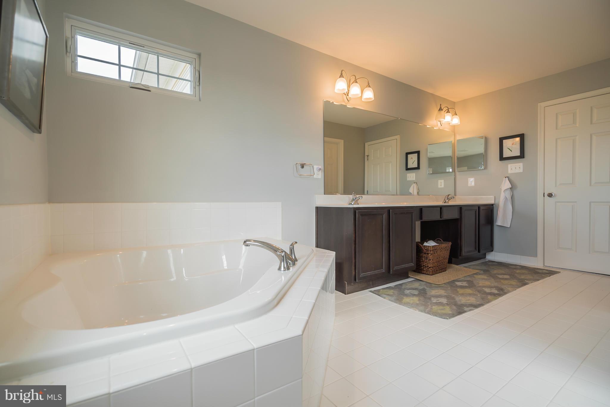 ROUND HILL - Residential