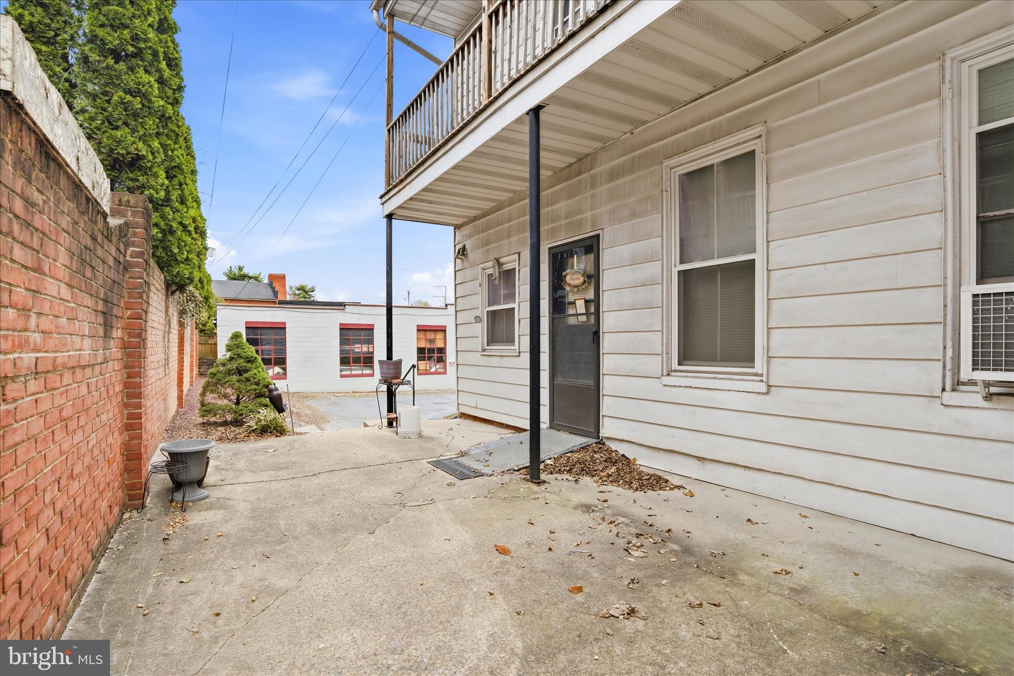 Main image without alt text