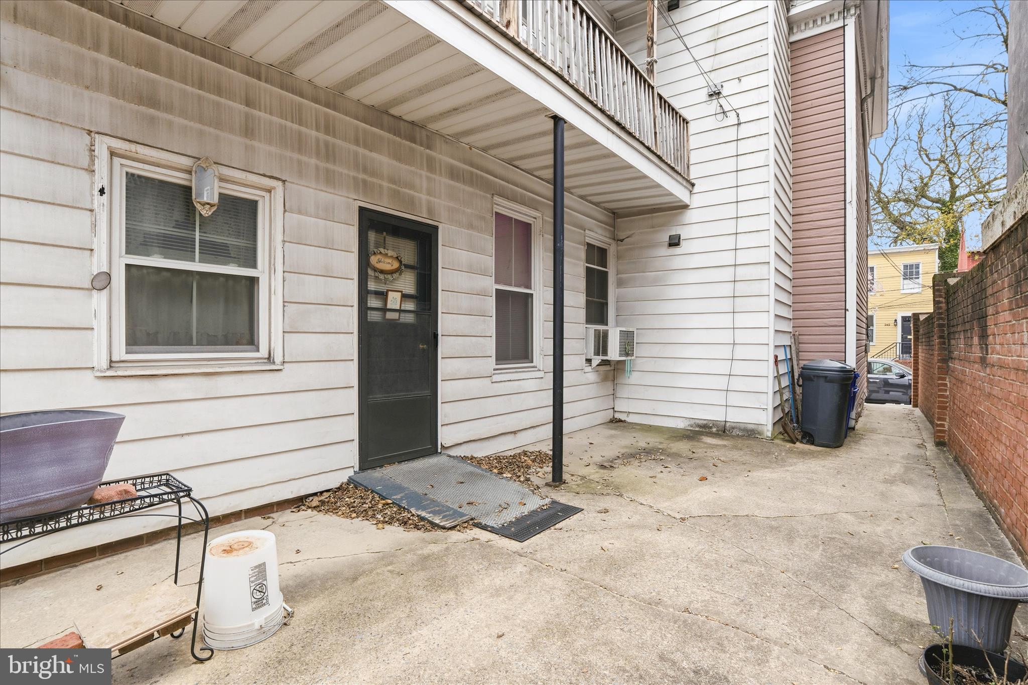 Main image without alt text