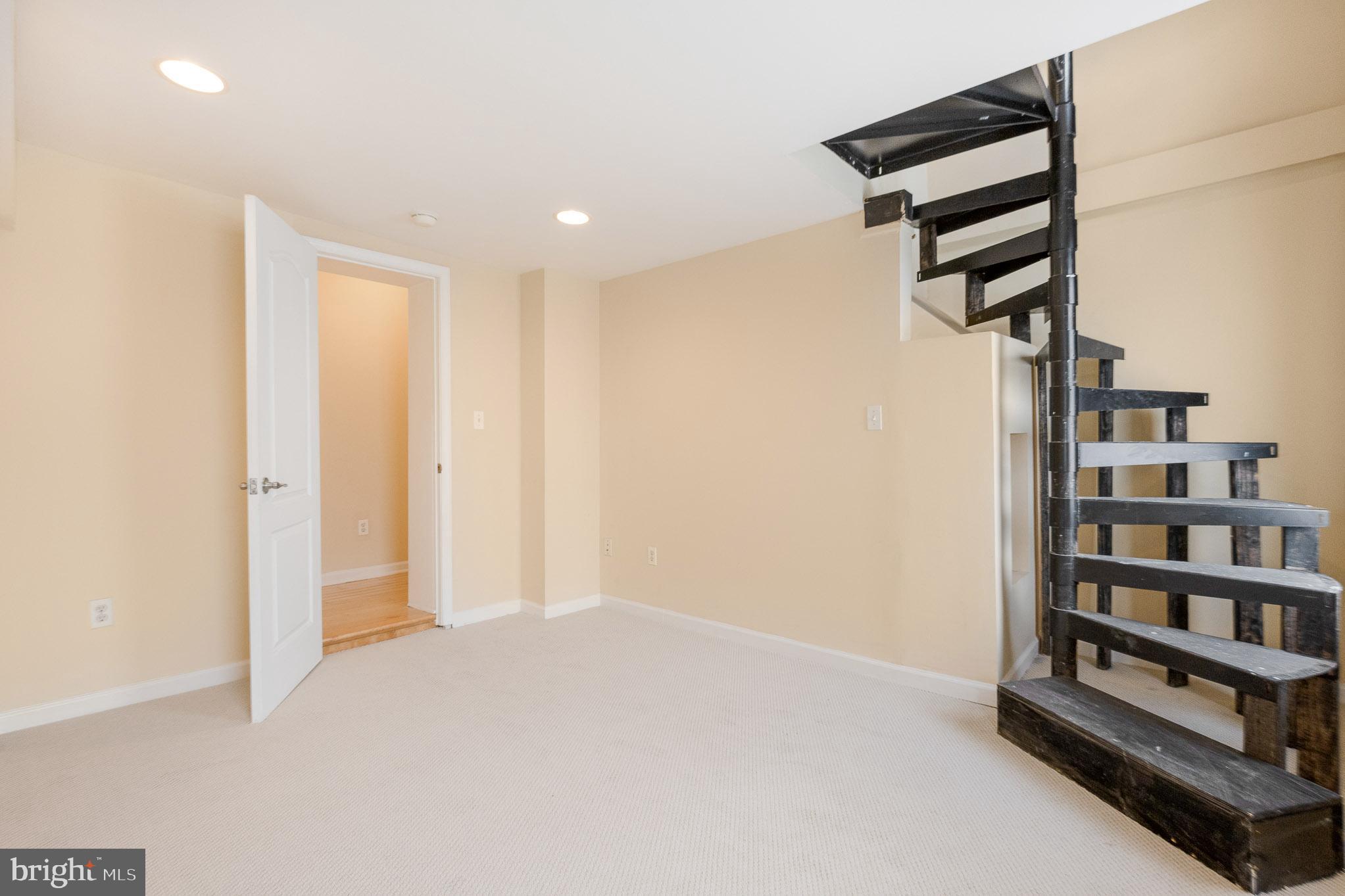 HOLLINS MARKET - Residential