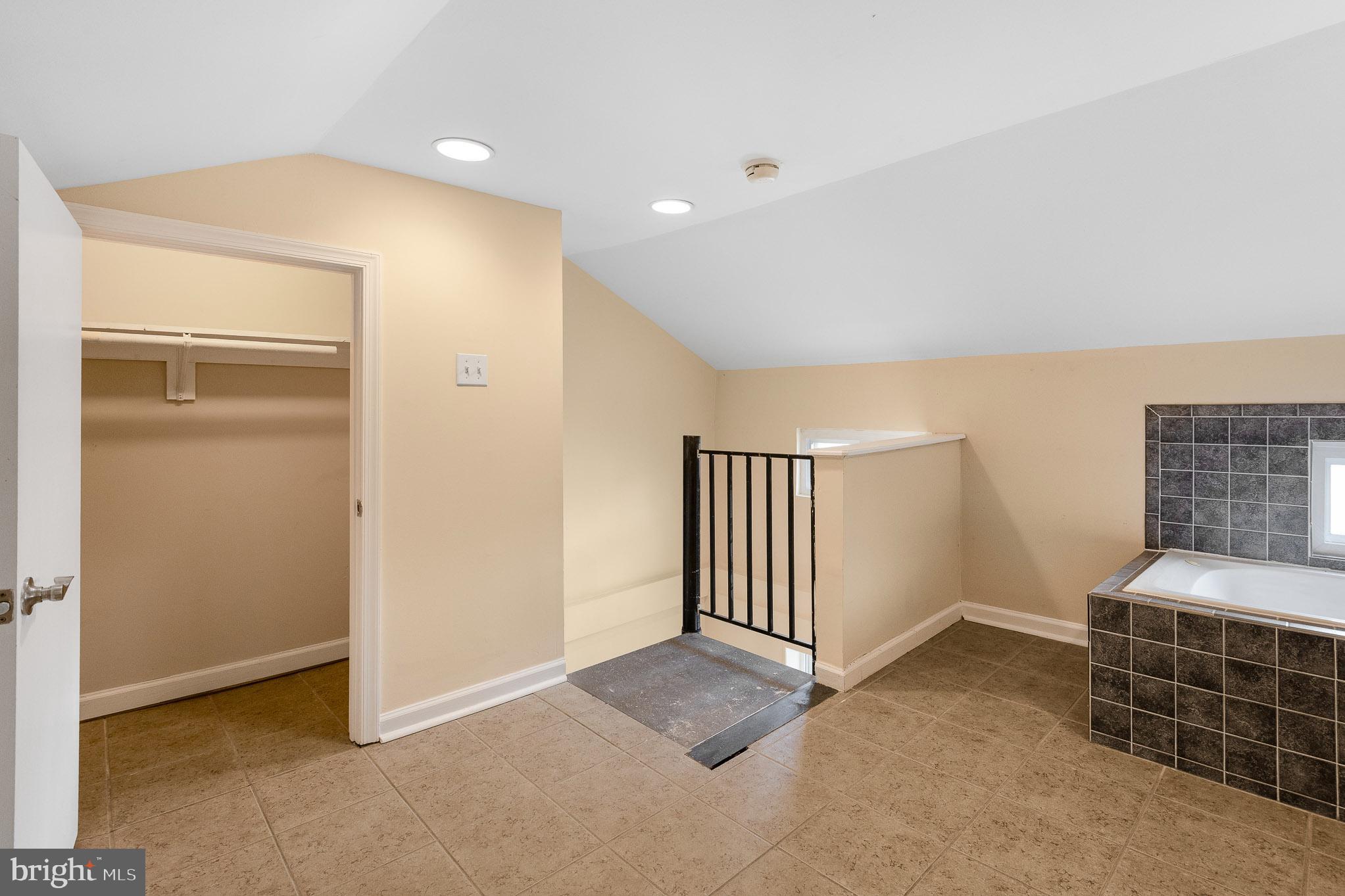 HOLLINS MARKET - Residential