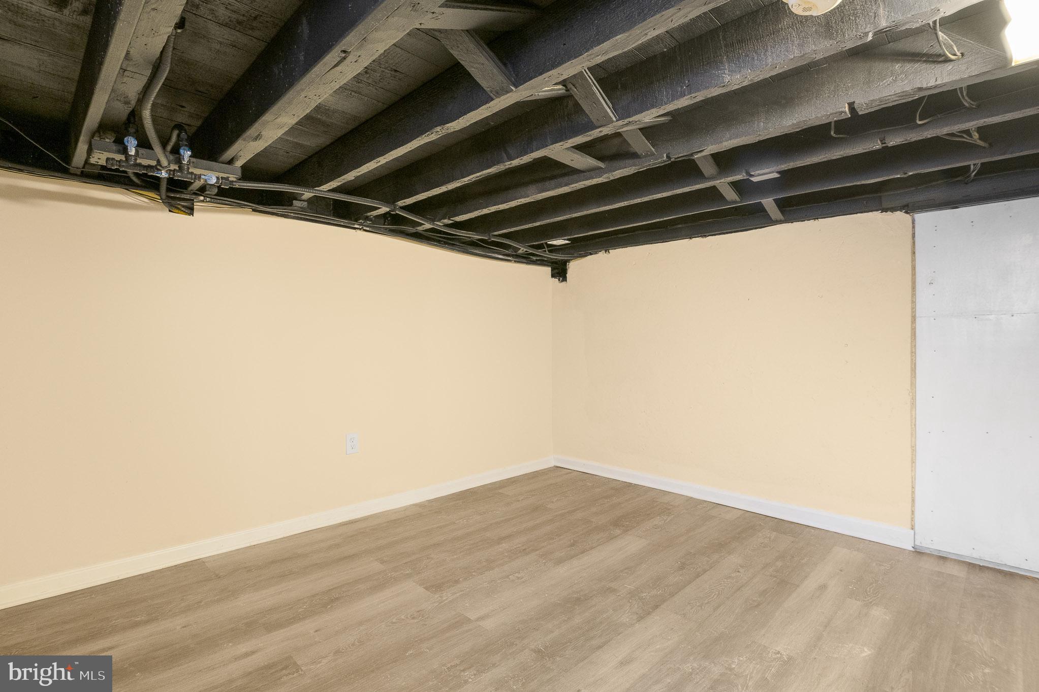 HOLLINS MARKET - Residential