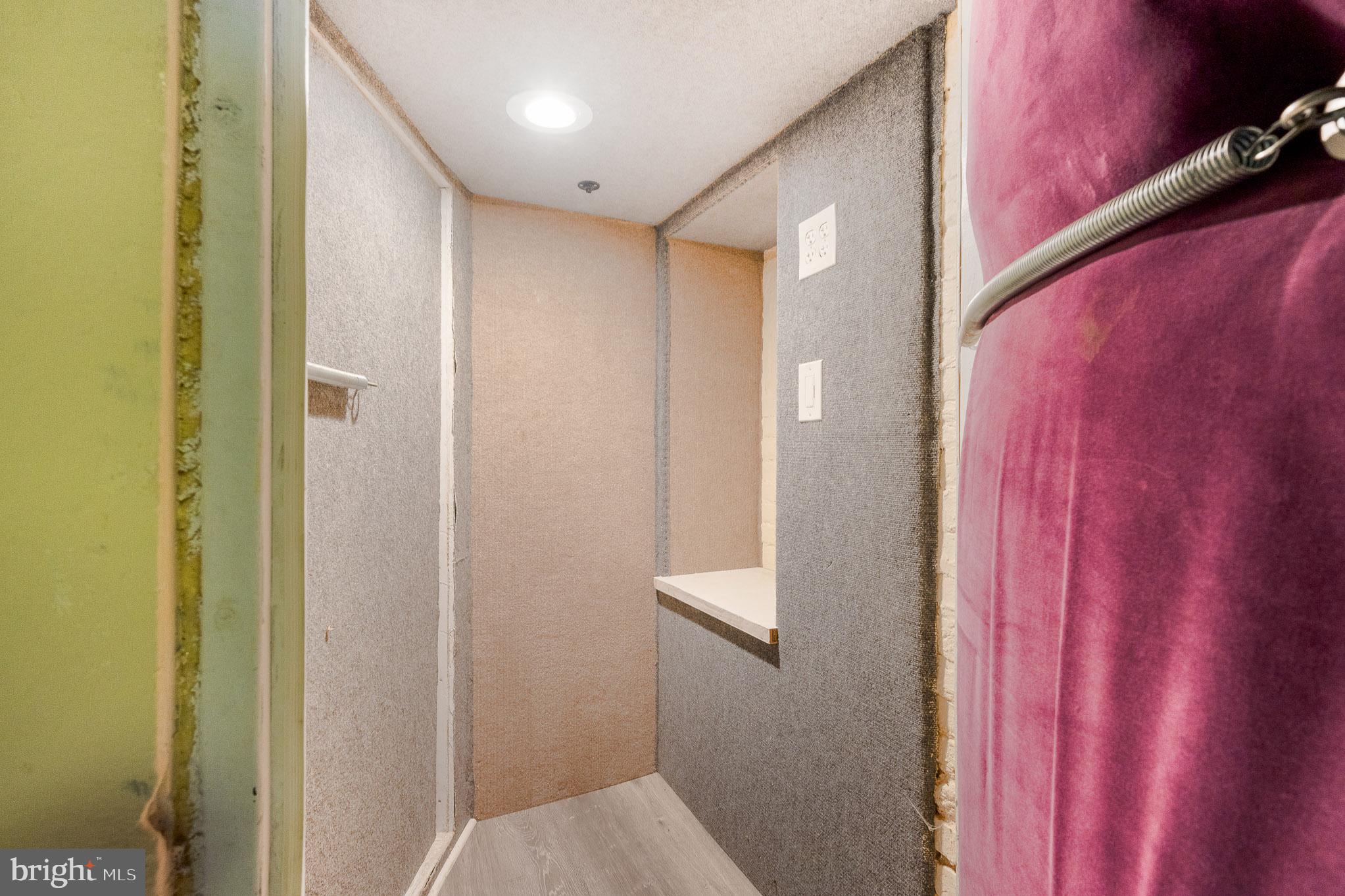 HOLLINS MARKET - Residential