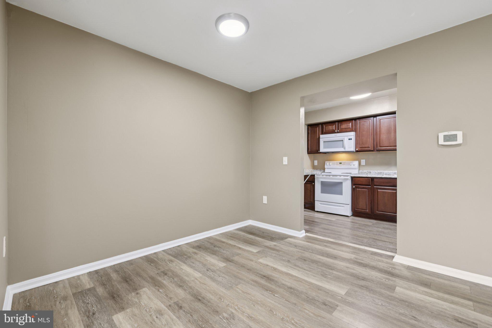 WHISKEY BOTTOM SQUARE - Residential