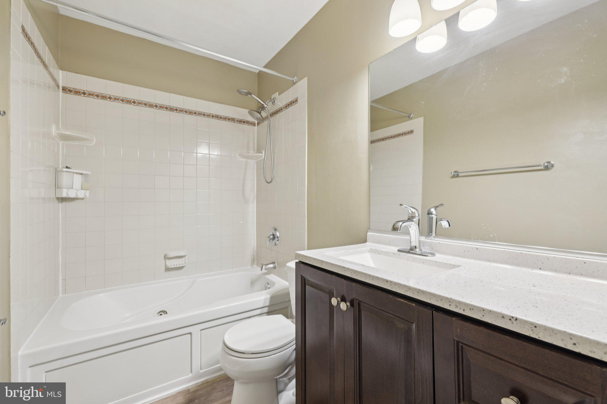 WHISKEY BOTTOM SQUARE - Residential