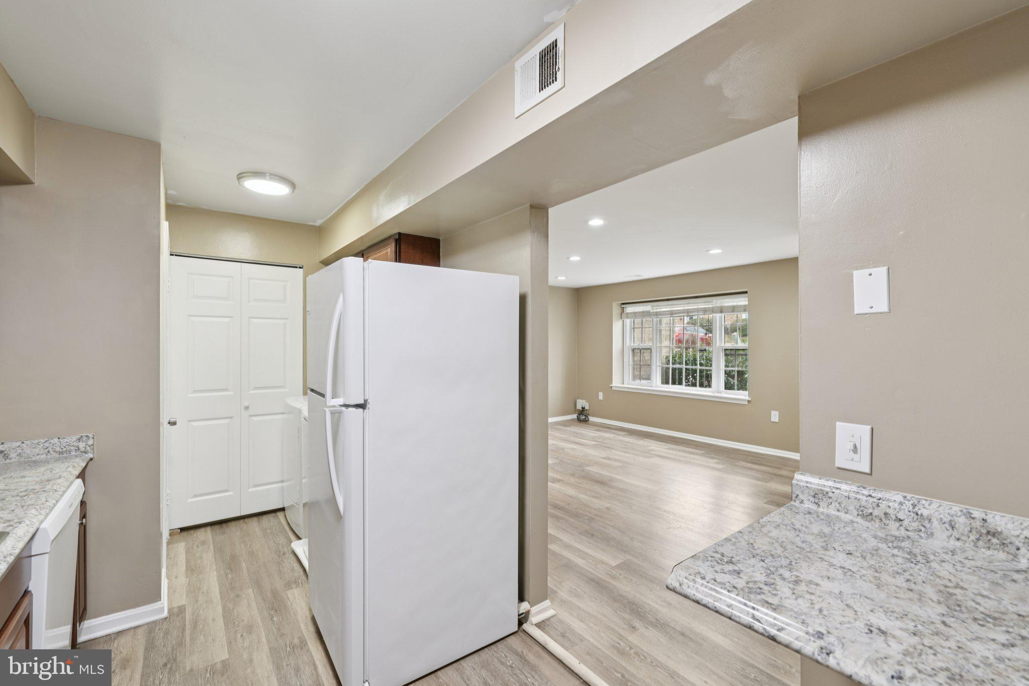 WHISKEY BOTTOM SQUARE - Residential