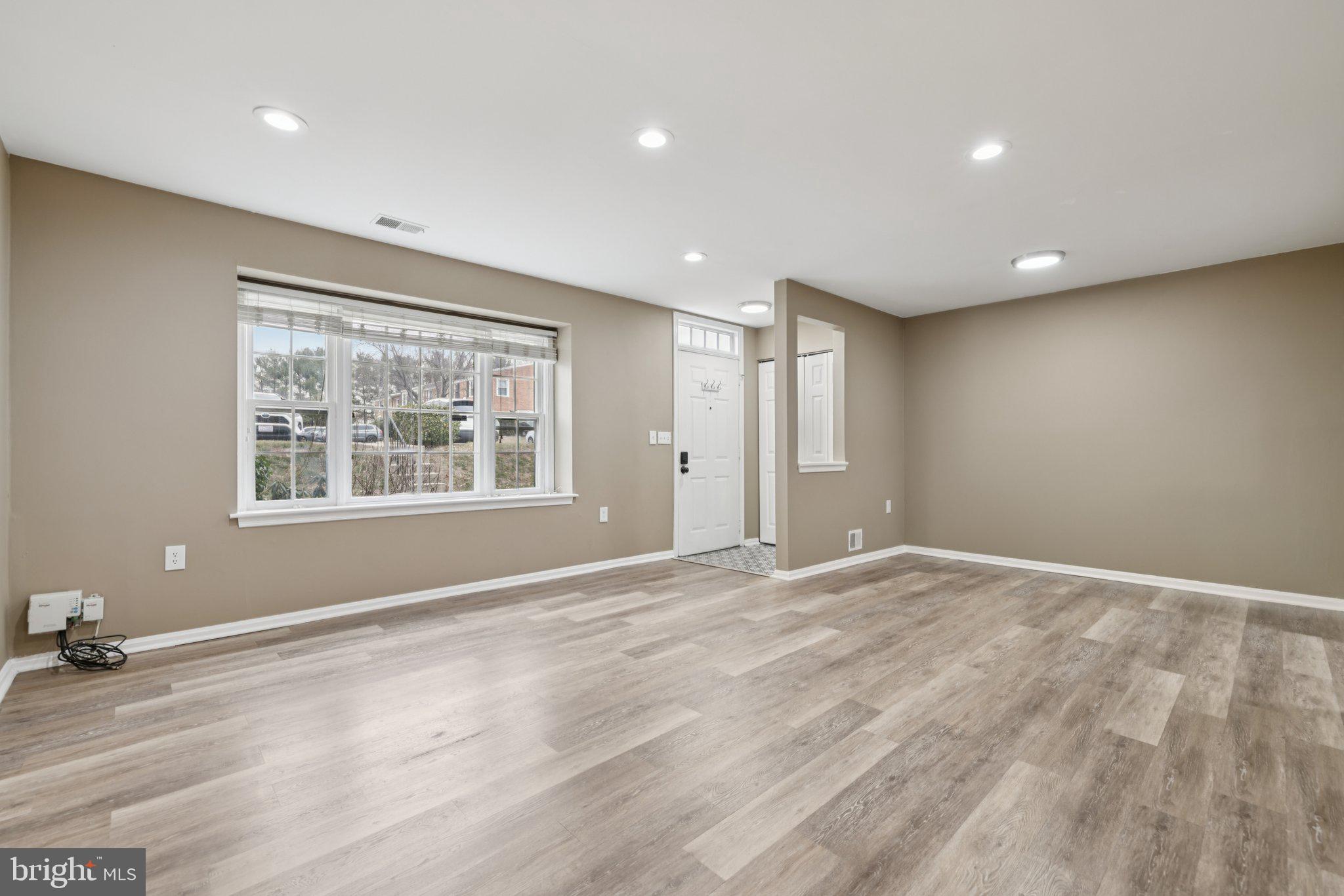 WHISKEY BOTTOM SQUARE - Residential