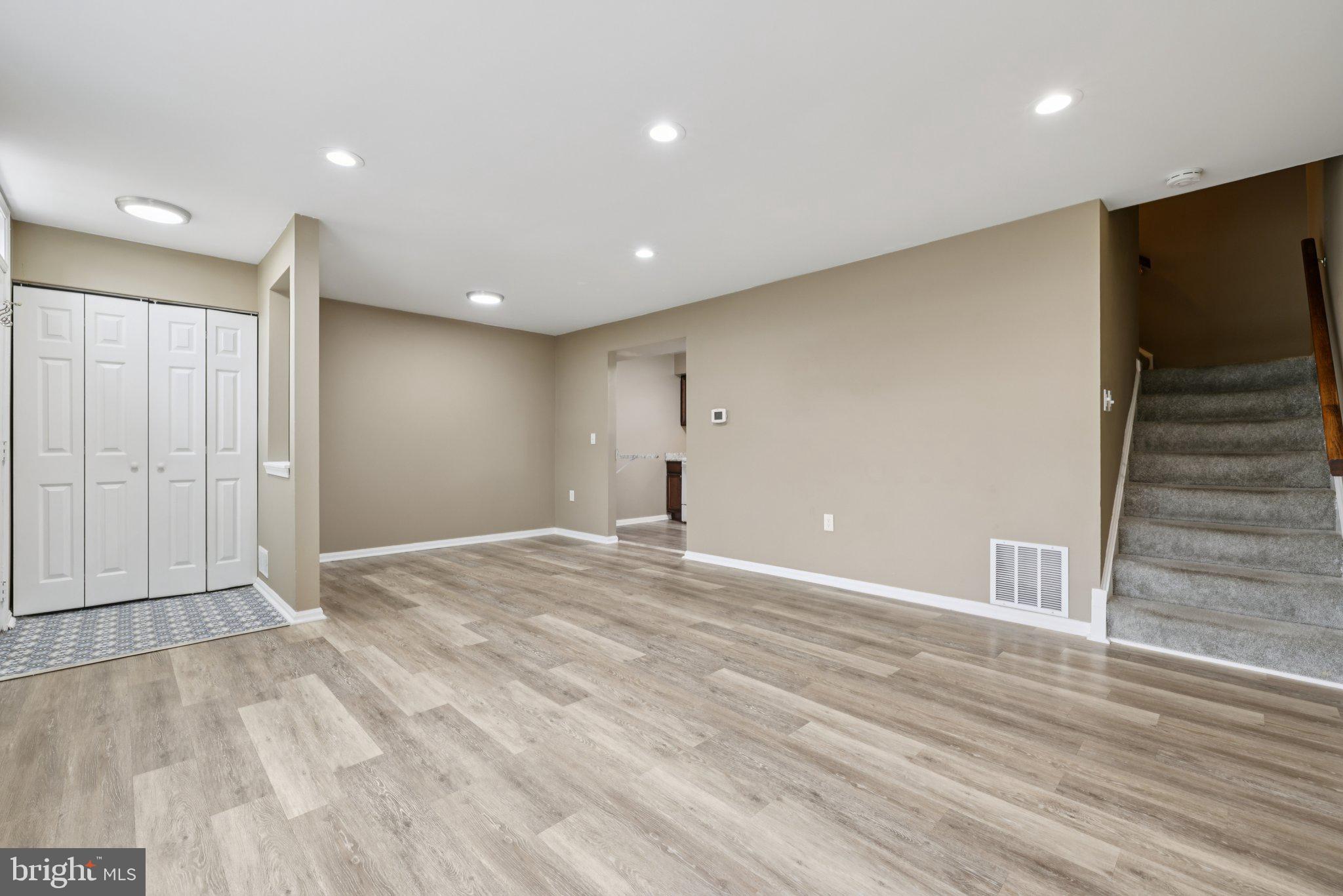 WHISKEY BOTTOM SQUARE - Residential