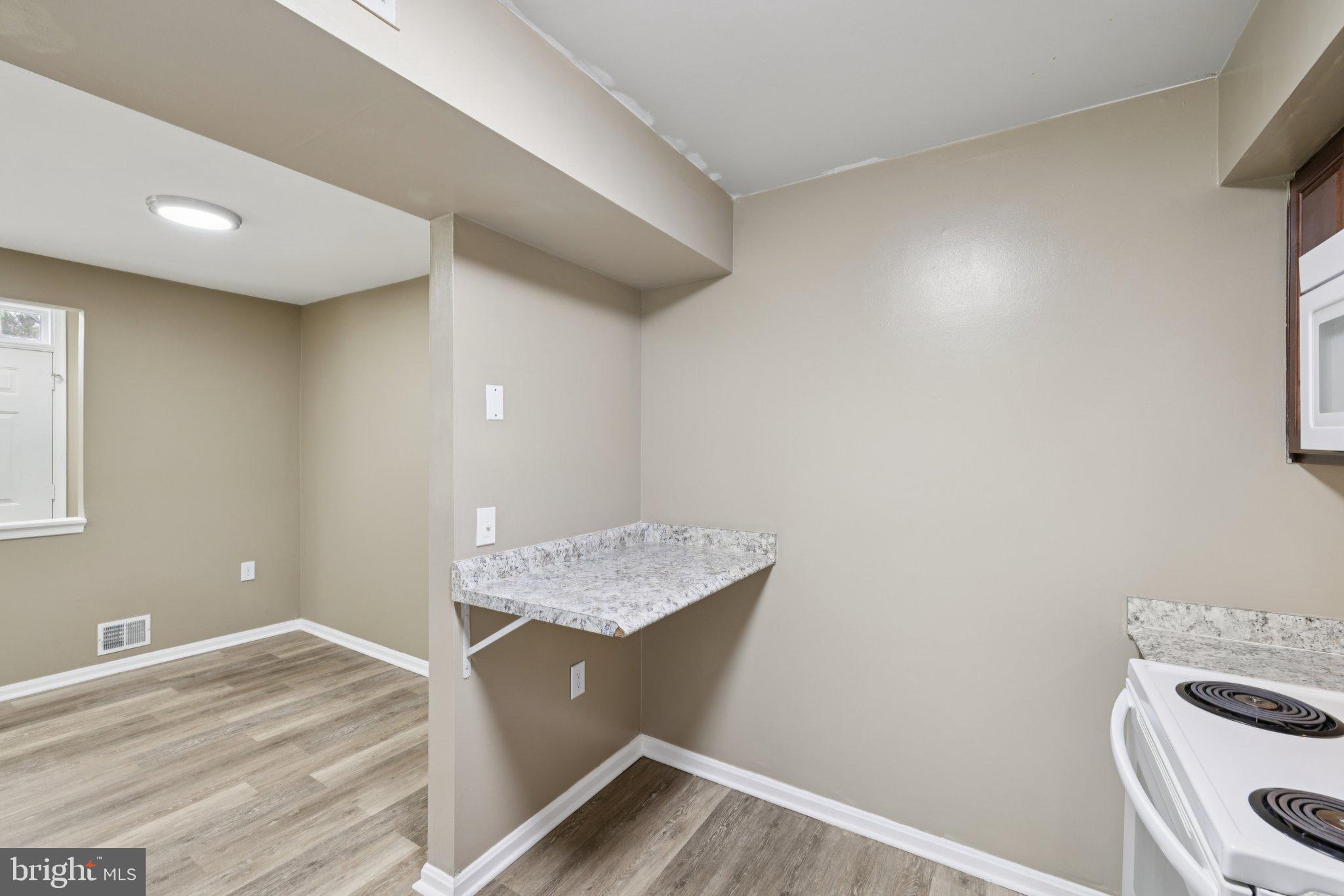 WHISKEY BOTTOM SQUARE - Residential