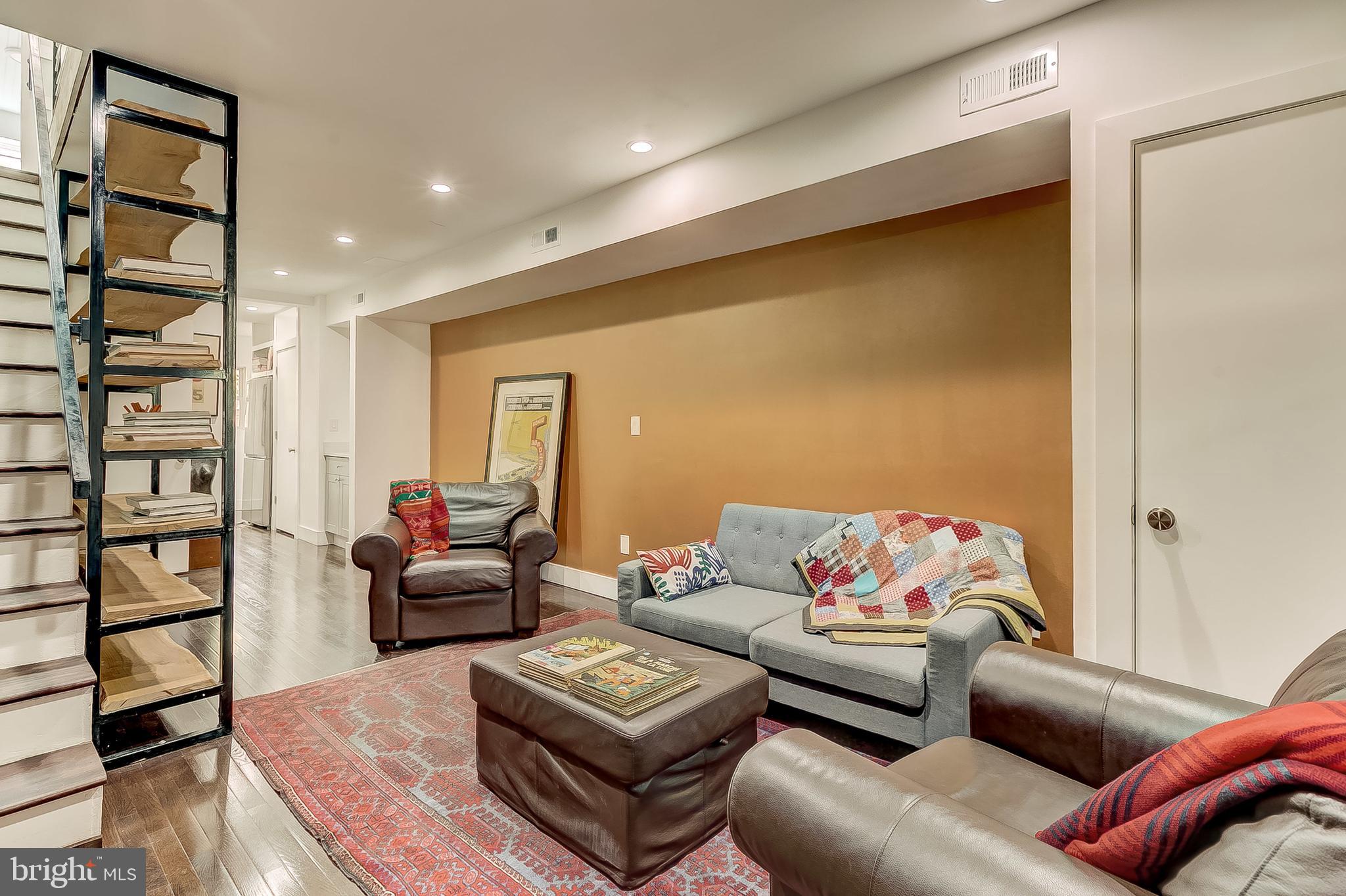 HOLLINS MARKET - Residential